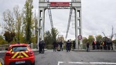 FOTO: Insiden Jembatan Ambruk di Prancis Tewaskan 2 Orang Sebuah jembatan gantung yang menghubungkan kota Mirepoix-sur-Tarn, Prancis, ambruk hingga menyebabkan dua orang tewas.