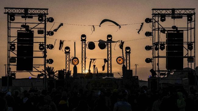Festival musik elektronik digelar di gurun pasir Tunisa. Kemeriahan tersebut membuat turis kembali berdatangan.