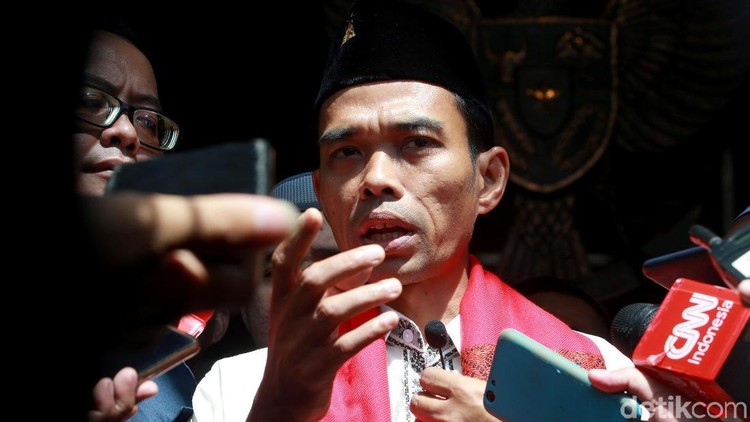 Postingan Ustadz Abdul Somad (UAS) baru-baru ini mencuri perhatian netizen. Potret saat ia masih SD tersebut menuai pujian. UAS pun dibilang ganteng dan imut.