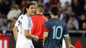 Cavani Mengaku Nyaris Dihajar Lionel Messi