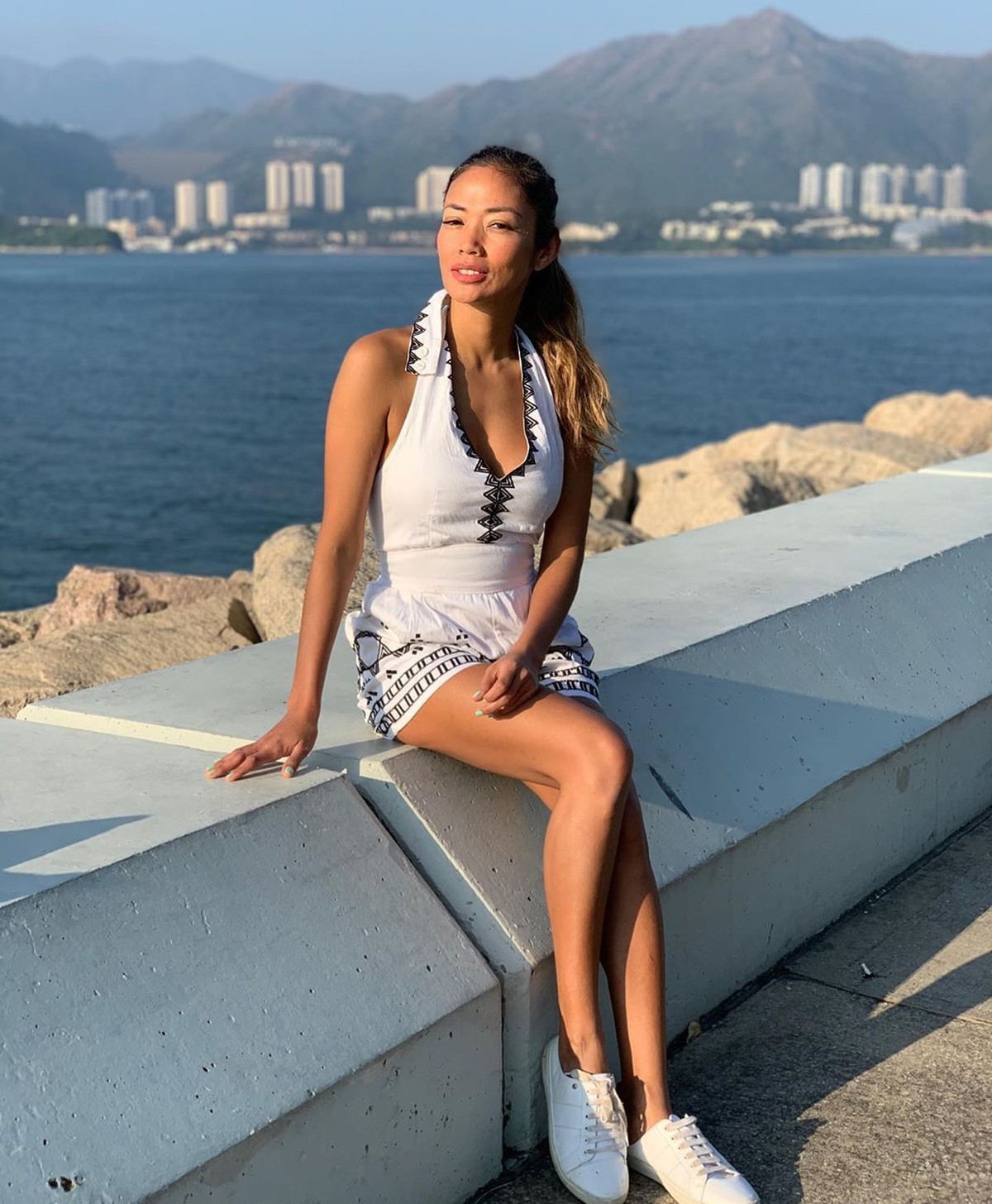 Memasuki usia 40 tahun&comma; Shanty Paredes tetap tampil seksi bak seorang remaja&period; Liburannya di Hongkong pun menjadi sorotan publik&period;