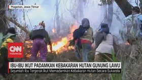 VIDEO: Ibu-Ibu Ikut Padamkan Kebakaran Hutan Gunung Lawu