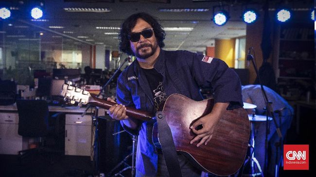 Berawal dari keisengan mengulik gitar, Sir Dandy tak menyangka bisa membentuk proyek musik solo yang kini sudah menghasilkan satu album dan album mini.