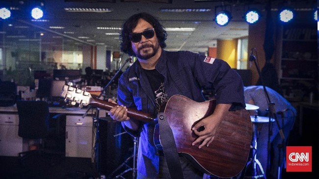 Sir Dandy, Musisi Eksentrik Minim Pretensi Berawal dari keisengan mengulik gitar, Sir Dandy tak menyangka bisa membentuk proyek musik solo yang kini sudah menghasilkan satu album dan album mini.