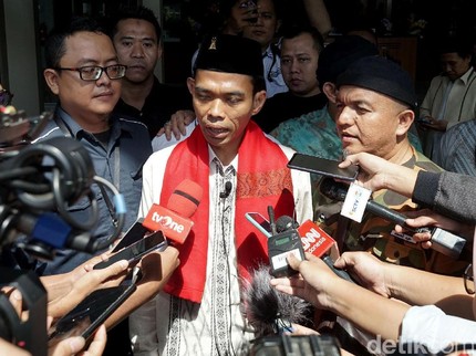 UAS Ceraikan Mellya Juniarti, Jemaah Sedih & Doakan agar Kuat