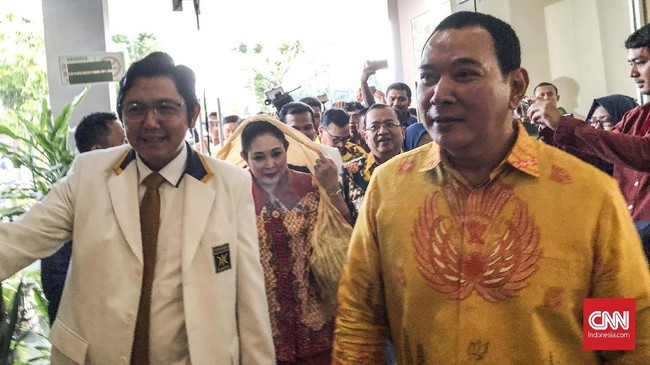 Presiden PKS Sohibul Iman menyambut kedatangan Ketua Umum Partai Berkarya Tommy Soeharto yang datang didampingi Titiek Soeharto dan Priyo Budi Santoso.