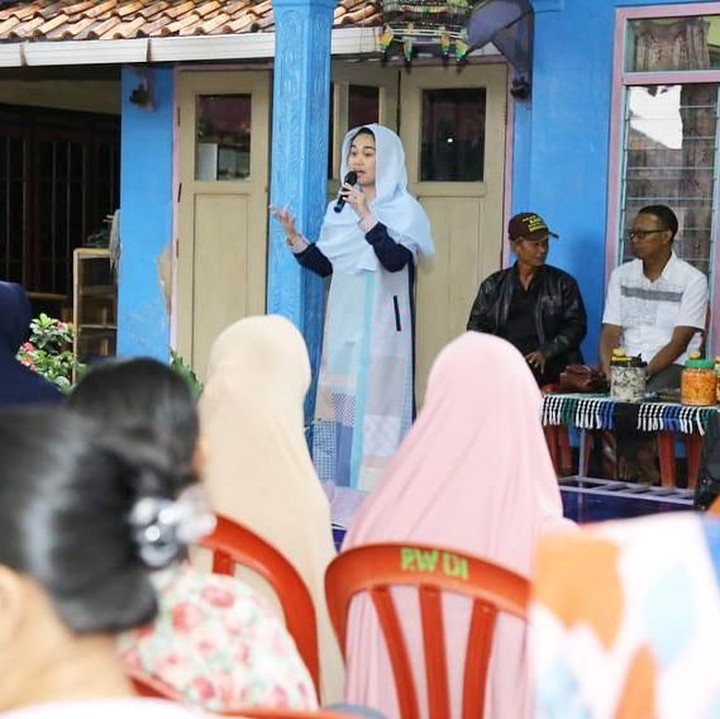 <p>Sebelum terpilih menjadi anggota dewan, Farah kerap blusukan ke desa-desa untuk kampanye. (Foto: Instagram @farahputerinahlia)</p>