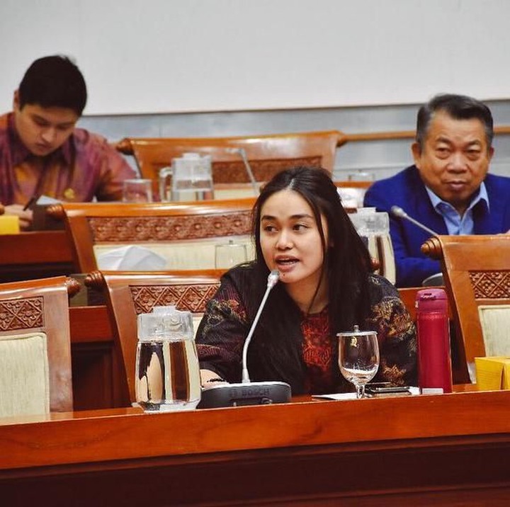<p>Farah Puteri Nahli, berusia 23 tahun, menjadi anggota DPR Termuda dari Fraksi Partai Amanat Nasional (PAN). (Foto: Instagram @farahputerinahlia)</p>