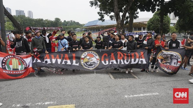 Suporter Malaysia dan Indonesia sempat terlibat kericuhan kecil beberapa saat sebelum pertandingan kualifikasi Piala Dunia 2022 dimulai.