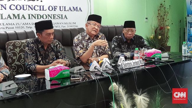 Anwar Abbas Sekretaris Jenderal MUI Pusat, Anwar Abbas (tengah) menyampaikan sikap lembaga mengenai pernyataan Sukmawati, di Kantor MUI, Jakarta, Selasa (19/11).