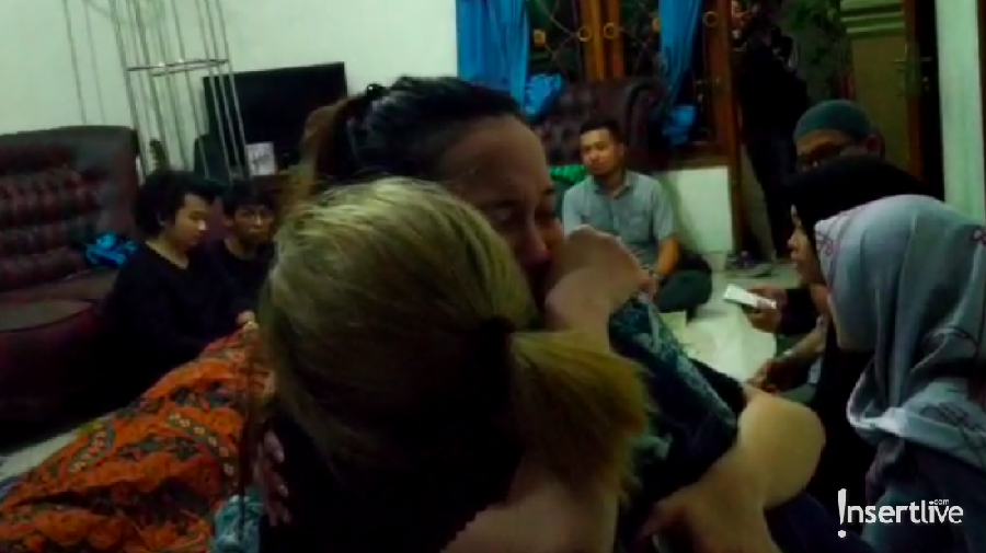 Istri Cecep Reza terlihat menangis saat memeluk Marshanda di rumah duka.
