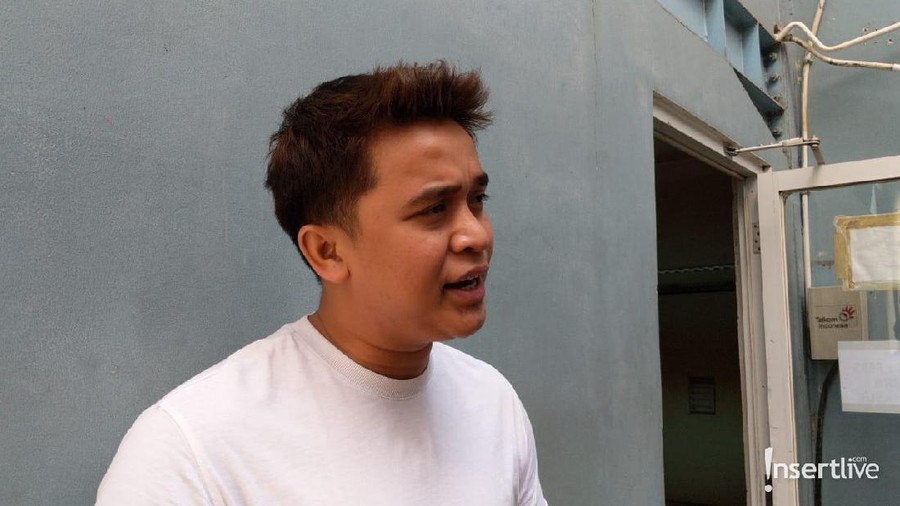 Billy Syahputra ditantang oleh Nikita Mirzani untuk buka bajunya di mal.