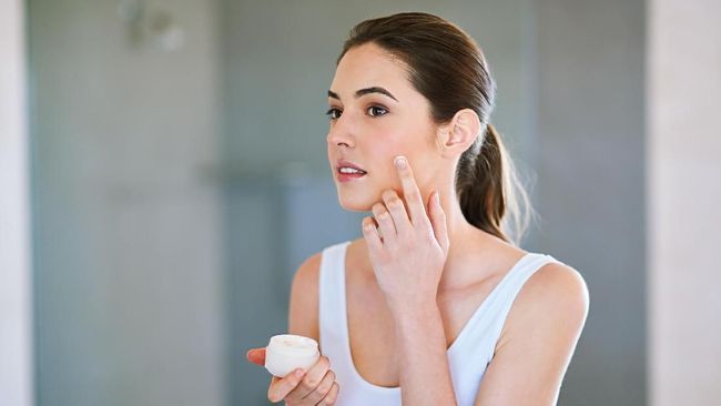 Work from home membuat wajah terlepas dari makeup. Pada kondisi ini, kulit akan mulai menyesuaikan diri dengan beberapa masalah yang mungkin timbul.