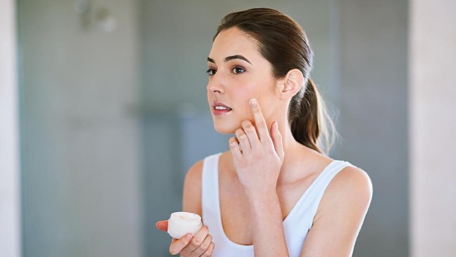 Mengenal Kolagen, Kandungan Skincare untuk Cegah Penuaan Beragam produk skincare kini menawarkan kandungan kolagen yang diklaim ampuh mencegah penuaan. Benarkah demikian?