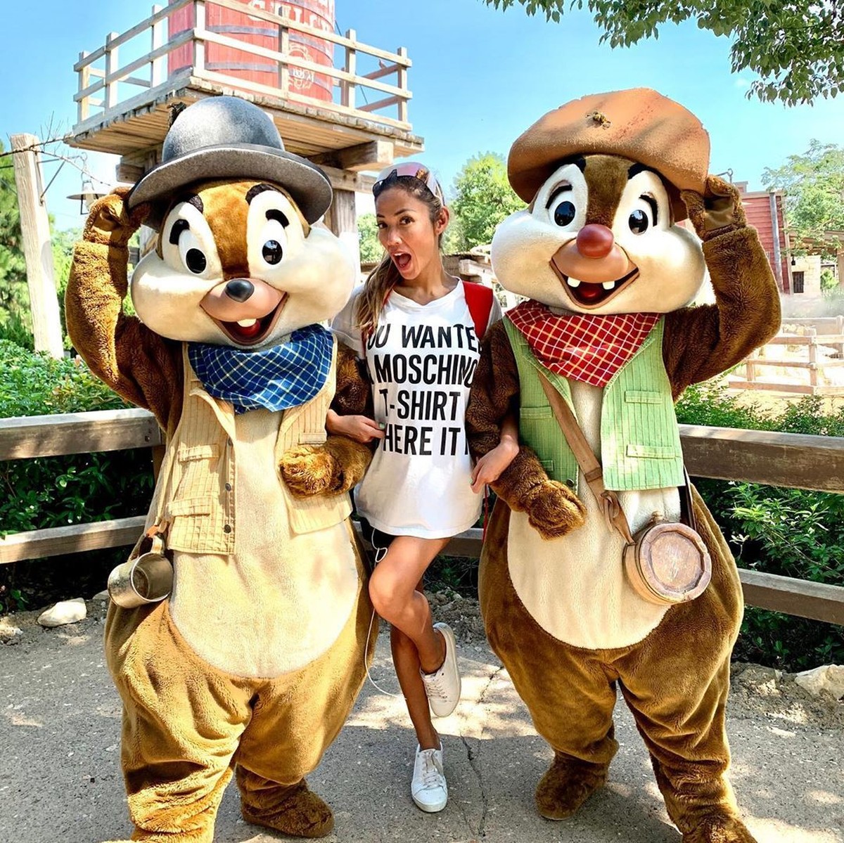 Memasuki usia 40 tahun&comma; Shanty Paredes tetap tampil seksi bak seorang remaja&period; Liburannya di Hongkong pun menjadi sorotan publik&period;