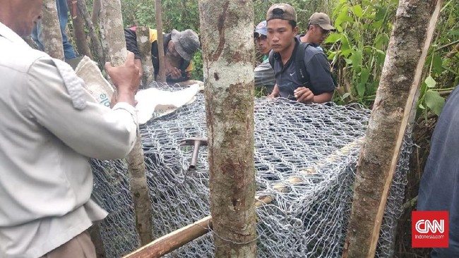 Warga di sekitar kawasan Hutan Lindung Gunung Patah dibantu BKSDA melakukan antisipasi risiko harimau yang turun ke pemukiman dengan memasang jebakan.