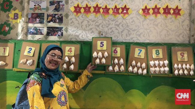 Mengubah rumah jadi sekolah TK hingga rela melepas status PNS, dilakukan Hadiana agar anak-anak mendapat pendidikan usia dini yang layak.