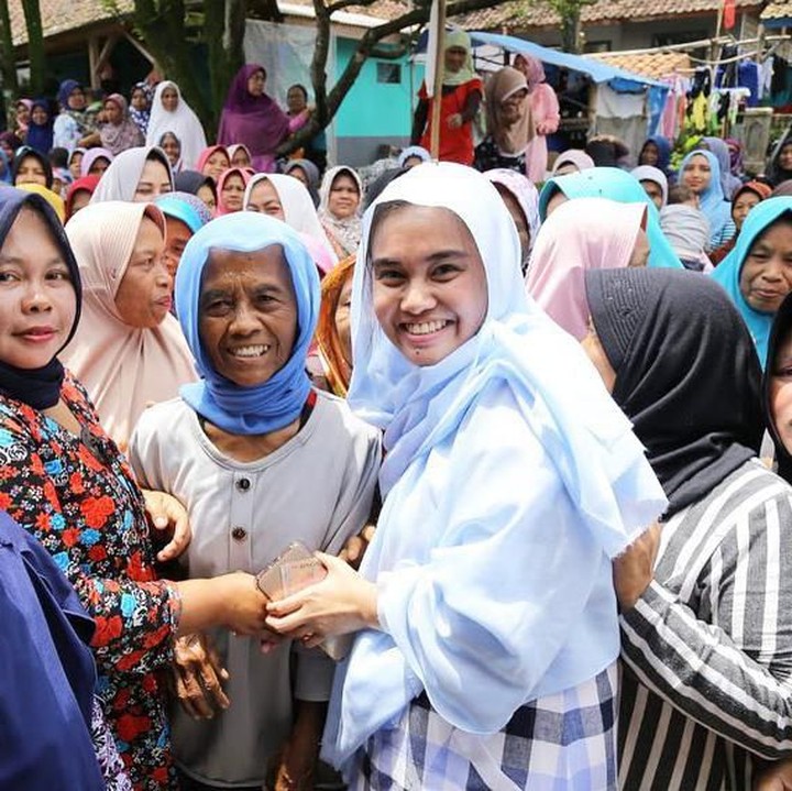 <p>Wanita lulusan Royal Holloway, University of London ini terlihat begitu dekat dengan ibu-ibu. (Foto: Instagram @farahputerinahlia)</p>