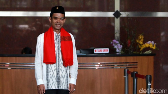 Ustaz Abdul Somad (UAS) meninggalkan gedung KPK. Ia mengatakan kehadirannya untuk mengisi tausiyah tentang penguatan mental di tubuh lembaga antirasuah itu.