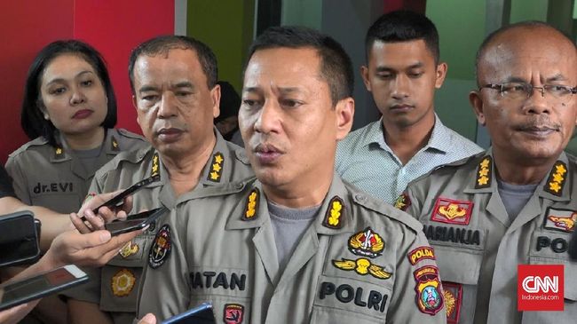 Densus Kembali Ringkus 4 Terduga Teroris Terkait Bom Medan Polisi menangkap empat terduga teroris terkait bom bunuh diri di Mapolrestabes Medan. Total sudah 30 terduga teroris anggota JAD Medan yang diamankan.