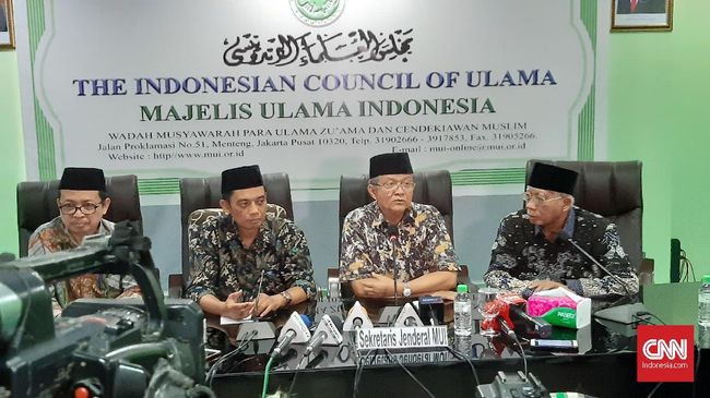 Sekretaris Jenderal MUI Pusat, Anwar Abbas (tengah) menyampaikan sikap lembaga mengenai pernyataan Sukmawati, di Kantor MUI, Jakarta, Selasa (19/11).