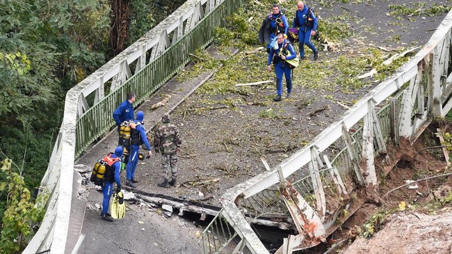 Hasil investigasi menemukan truk yang melebihi dua kali bobot maksimal menjadi penyebab jembatan gantung di Prancis ambruk.