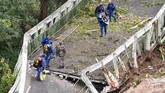 FOTO: Insiden Jembatan Ambruk di Prancis Tewaskan 2 Orang Sebuah jembatan gantung yang menghubungkan kota Mirepoix-sur-Tarn, Prancis, ambruk hingga menyebabkan dua orang tewas.