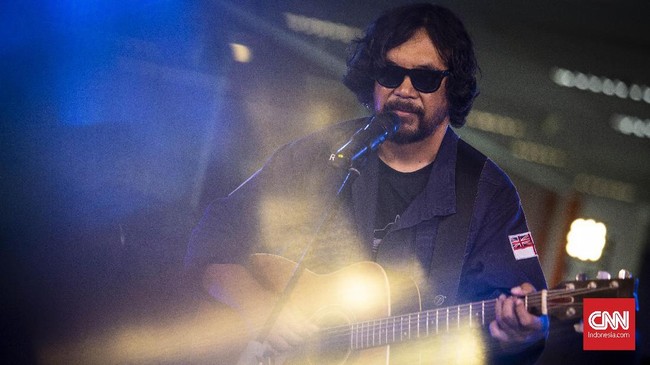 Sir Dandy, Bisnis Mebel Rumahan Berujung Digaet Label Rekaman Berawal dari pertemuan dengan Widi Puradiredja saat menjalankan bisnis mebel, Sir Dandy bisa merilis album perdana yang mengawali kariernya sebagai musisi solo.