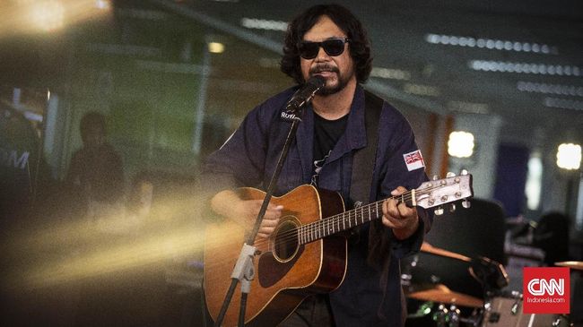 Sir Dandy mengungkap jawaban dari lirik lagu 'Gibson atau Epiphone' yang menjadi lagu pertama dari album perdananya, Lesson #1.