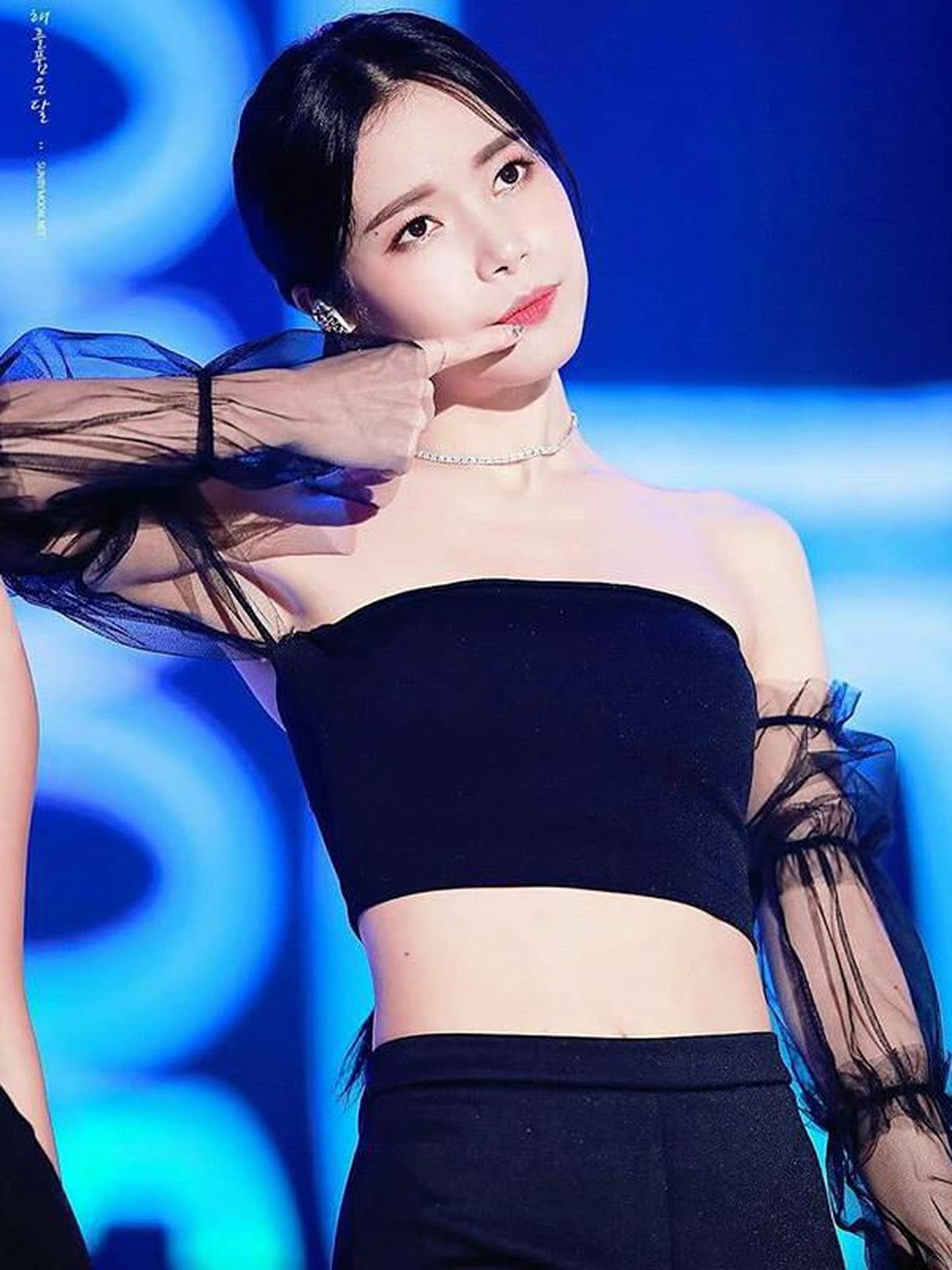 Beberapa potret cantik leader Mamamoo&comma; Solar menggunakan baju crop top cukup menjadi sorotan&period; 