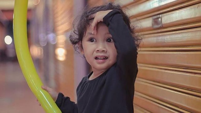 Beberapa potret manis mendiang Cecep Reza bersama istri dan anaknya.