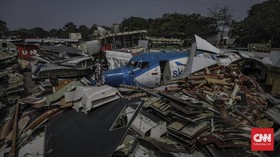 FOTO: Puing Pesawat Bekas Bertumpuk di Marunda
