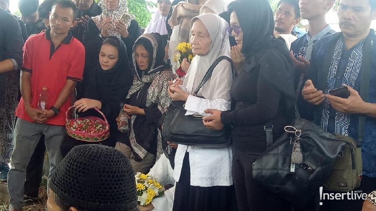 Setelah mengembuskan napas terakhirnya, jenazah Cecep Reza 'Bombom' dimakamkan di TPU Penggilingan, Layur Rawamangun, Jakarta Timur, pada Rabu (20/11).