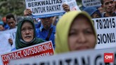 FOTO: Demo Buruh di Kemenaker Tuntut Pencabutan PP Pengupahan Buruh berunjuk rasa di Kantor Kemenaker menuntut pencabutan PP Pengupahan dan pembatalan revisi UU Ketenagakerjaan karena merugikan pekerja.