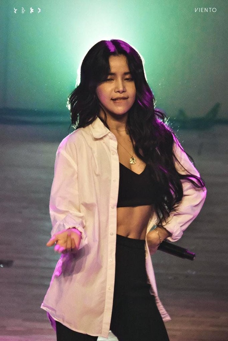 Selalu tampil seksi dan terbuka, ini deretan kostum Solar MAMAMOO yang dinilai kontroversial. Simak gaya seksinya berikut ini.