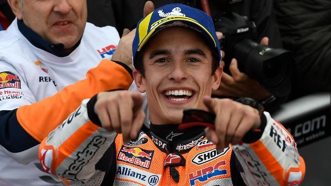 Repsol Honda Team's Spanish rider Marc Marquez celebrates after winning the MotoGP race of the MotoGP Valencia Grand Prix at the Ricardo Tormo racetrack in Cheste near Valencia, on November 17, 2019. - World champion Marc Marquez clinched his 12th MotoGP victory of the season in final race in Valencia. (Photo by PIERRE-PHILIPPE MARCOU / AFP)