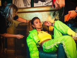 Momen Agnez Mo Foto Cover Lagu Nanana, Seksi Banget!