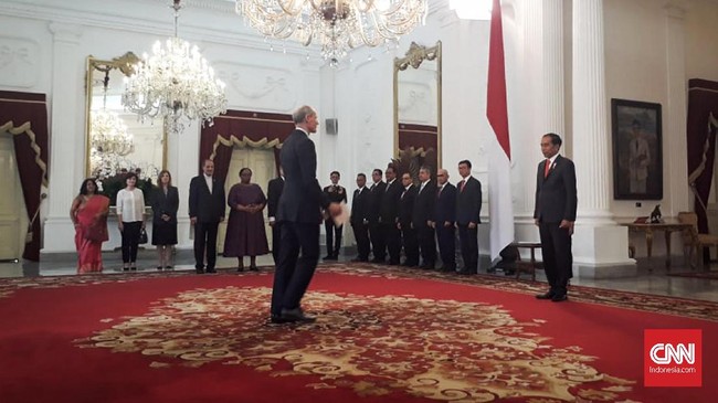 Setelah surat kepercayaan diterima oleh Jokowi, 14 duta besar itu resmi menjadi perwakilan tinggi negara untuk Indonesia.