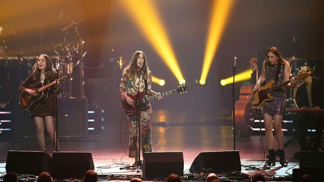 Haim merekam kepiluan salah satu personelnya, Alana, ketika ditinggal oleh sahabatnya yang meninggal dalam kecelakaan, melalui lagu anyar bertajuk 'Hallelujah'.