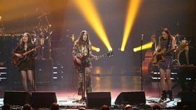 Haim Rekam Kepiluan Ditinggal Teman dalam Lagu 'Hallelujah'