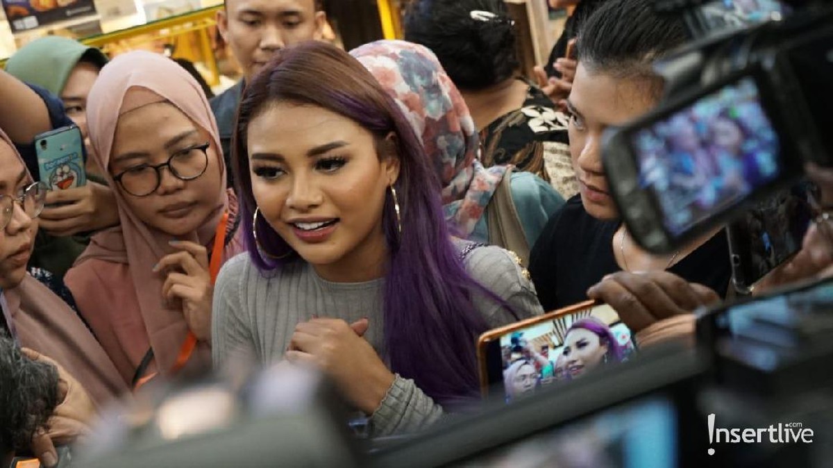 Warna rambut ungu Aurel Hermansyah menjadi sorotan saat memberi kejutan ulang tahun Atta Halilintar&period;