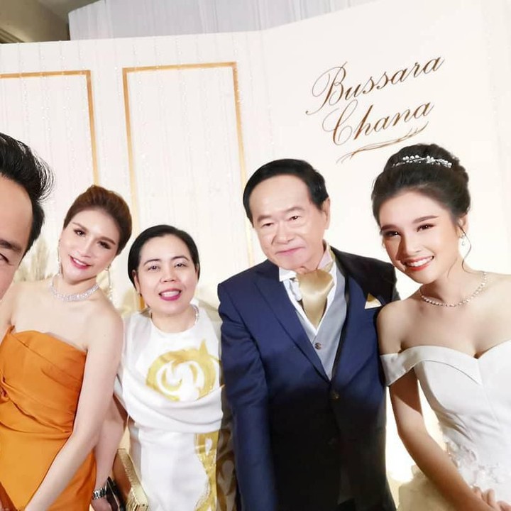 <p>Upacara pernikahan pasangan beda usia ini juga berlangsung mewah. Mempelai pria diketahui presiden perusahaan kopi di Thailand, Khao Song (Foto: Instagram @songthaveepol)</p>