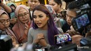 Warna rambut ungu Aurel Hermansyah menjadi sorotan saat memberi kejutan ulang tahun Atta Halilintar&period;