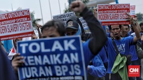 FOTO: Demo Buruh di Kemenaker Tuntut Pencabutan PP Pengupahan