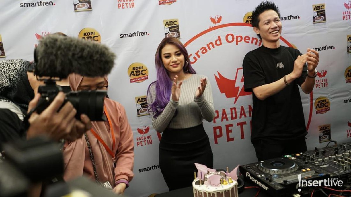 Warna rambut ungu Aurel Hermansyah menjadi sorotan saat memberi kejutan ulang tahun Atta Halilintar&period;