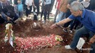 7 Potret Suasana Prosesi Pemakaman Cecep Reza 'Bombom' Setelah mengembuskan napas terakhirnya, jenazah Cecep Reza 'Bombom' dimakamkan di TPU Penggilingan, Layur Rawamangun, Jakarta Timur, pada Rabu (20/11).
