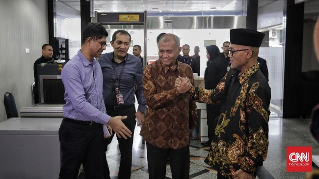Tiga komisioner KPK bersama 10 tokoh lain datang ke MK sebagai warga negara untuk mengajukan uji materi atas UU Nomor 19 Tahun 2019.