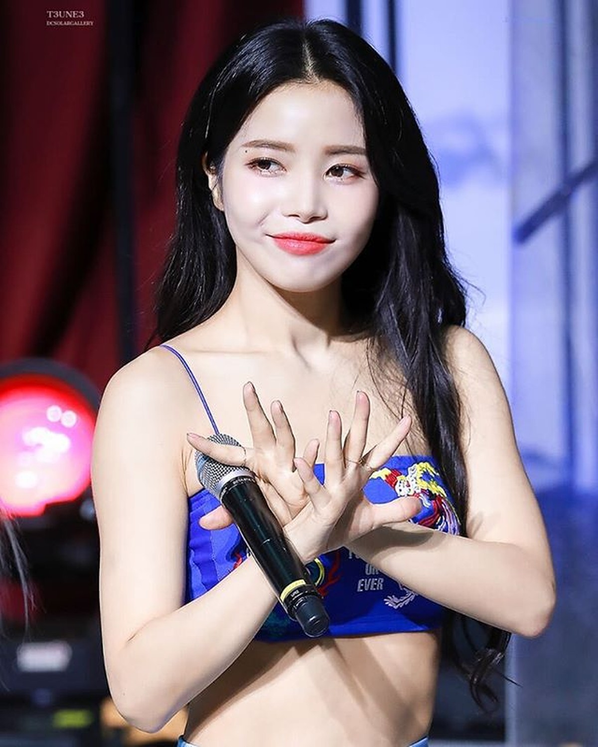 Beberapa potret cantik leader Mamamoo&comma; Solar menggunakan baju crop top cukup menjadi sorotan&period; 