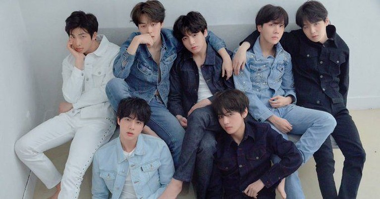 8 Tren Fashion Ikonik yang Gegerkan Dunia K-Pop Saat mengingat K-Pop, pasti kamu akan langsung teringat dengan 8 tren fashion ikonik para idol yang menggegerkan ini.