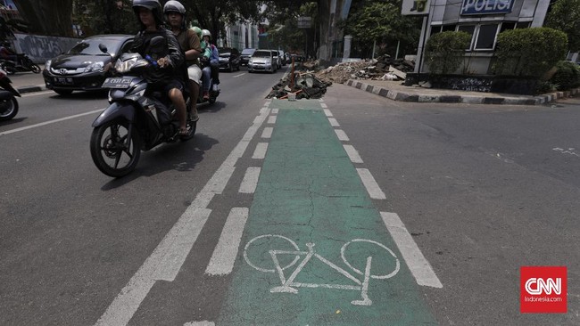 Jalur sepeda di Jakarta dinilai tak efektif karena banyak diserobot kendaraan bermotor, terkena imbas proyek jalan, dan diperparah oleh pengawasan minim.